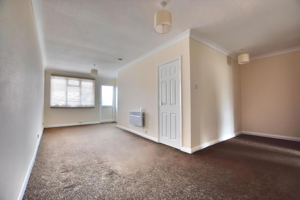 Lot: 149 - BLOCK OF APARTMENTS FOR INVESTMENT - Living Room